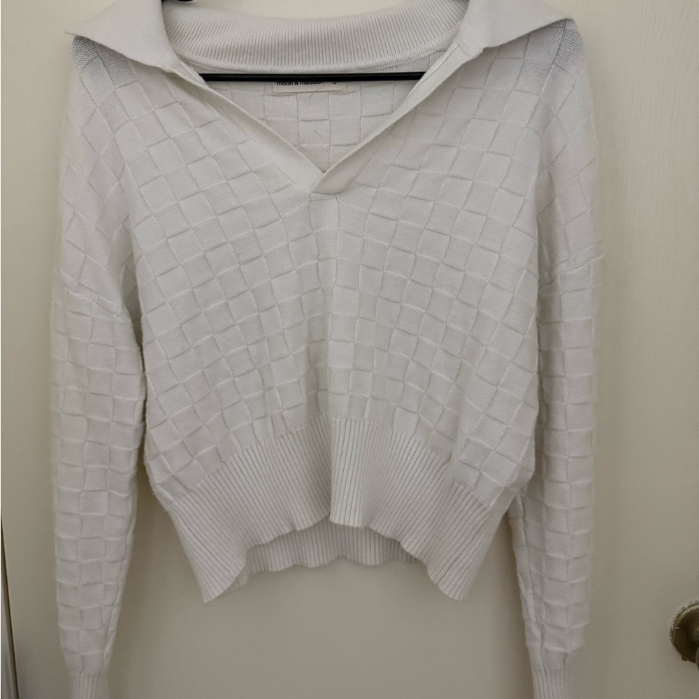 moon & madison White V-Neck Sweater with Cropped Fit